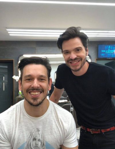Tiago Parente corta cabelo do João Vicente do canal GNT
